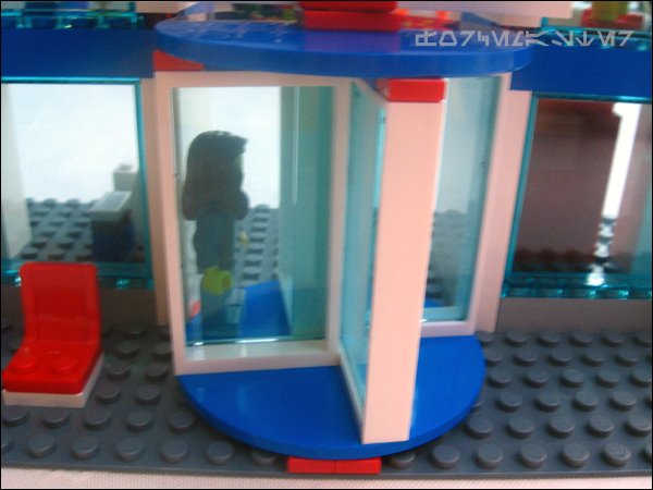 minifigure_in_airport_2010_revolving_door.png