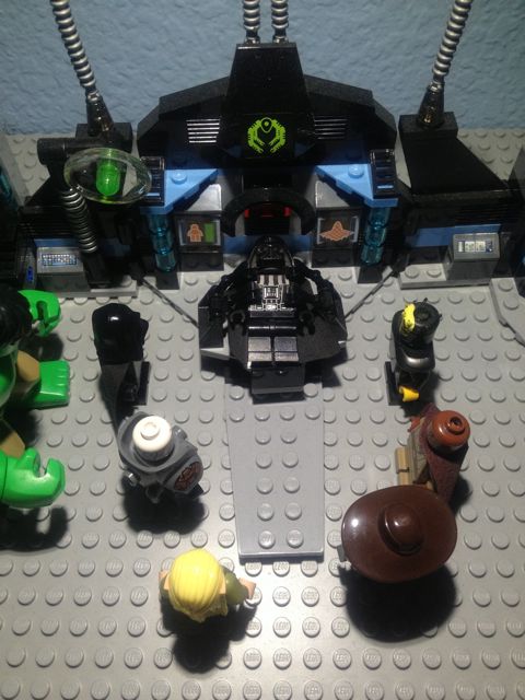 http://www.brickshelf.com/gallery/DarthPotato/MOCS/img_1039.jpg