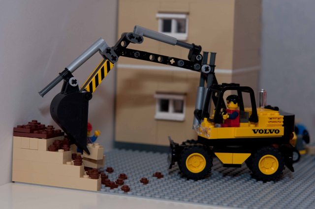 volvo_excavator_2_small.jpg