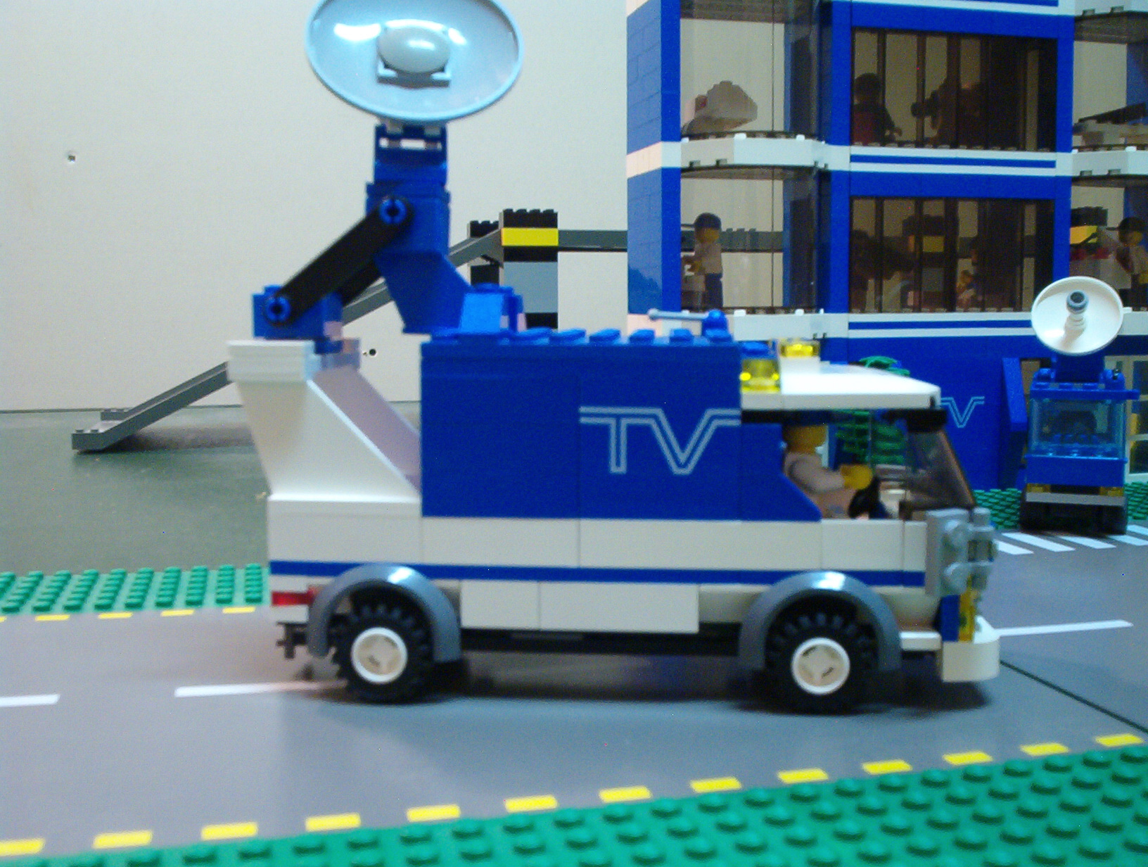 tv_satelite_truck.jpg