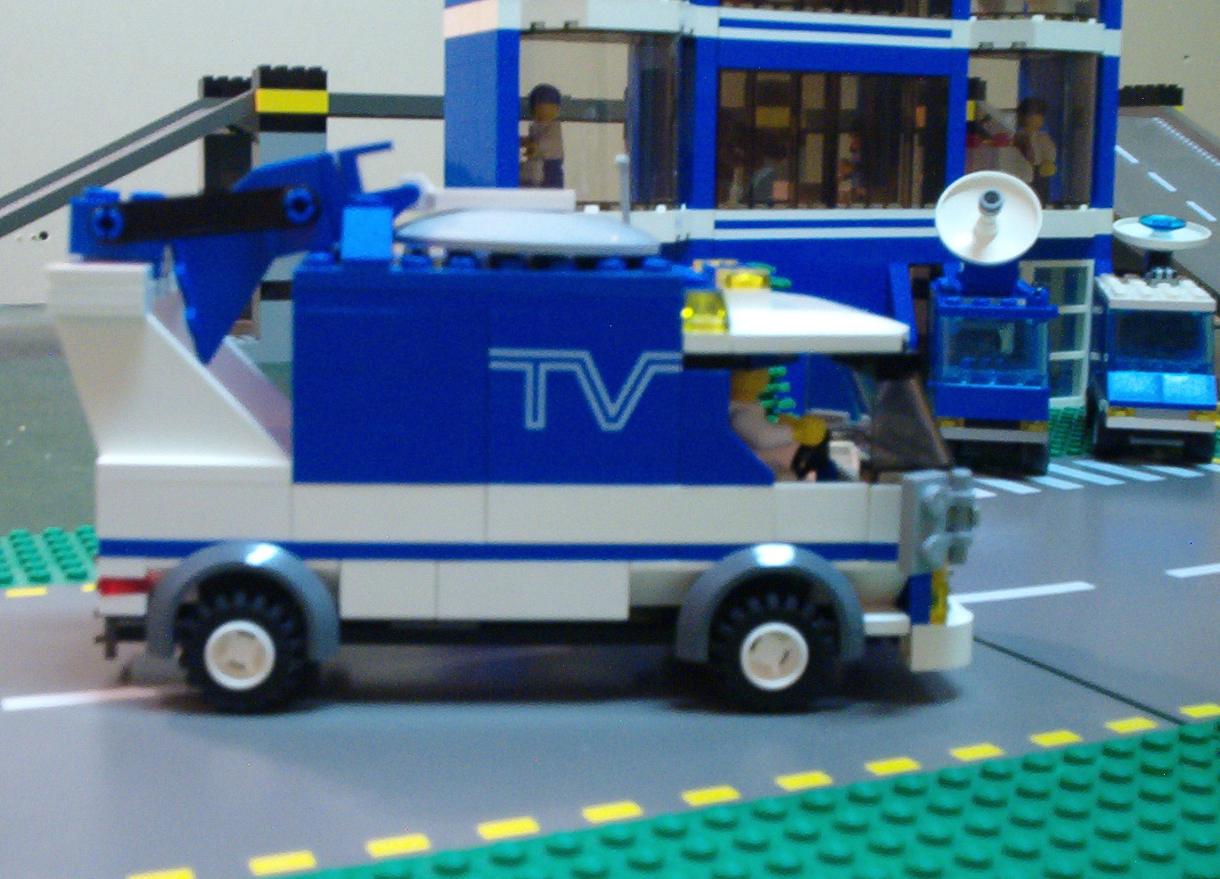 tv_satelite_truck_dish_folded.jpg