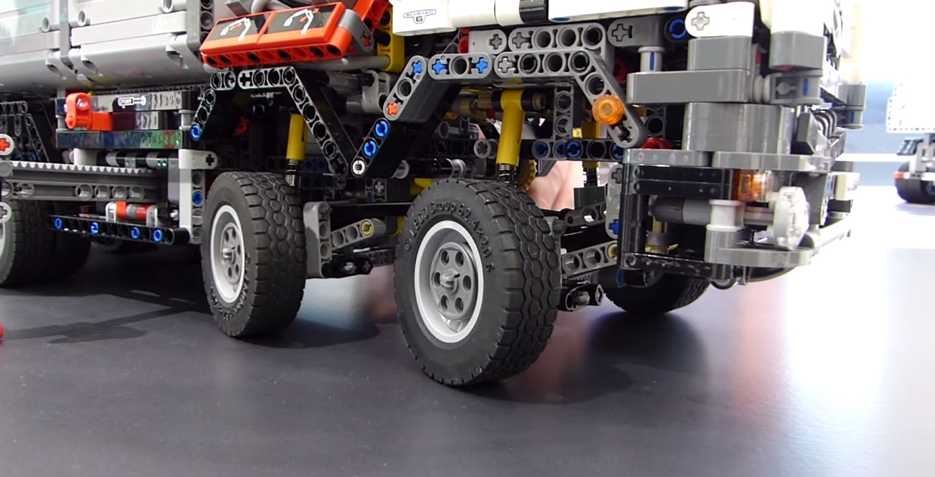 lego_technic_42043_front_wheels2.jpg