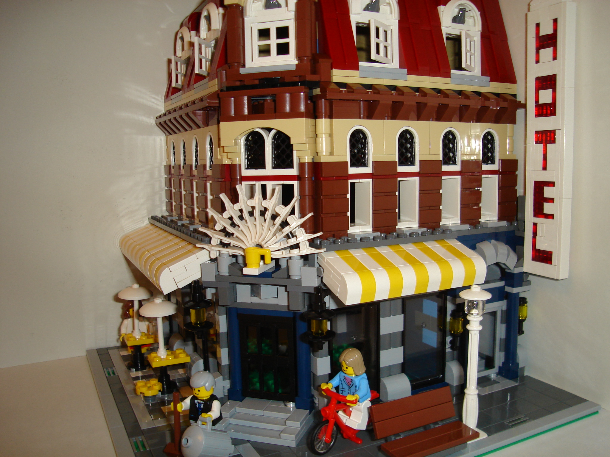 Brickshelf Gallery - lego_10182_cafe_corner_002.jpg