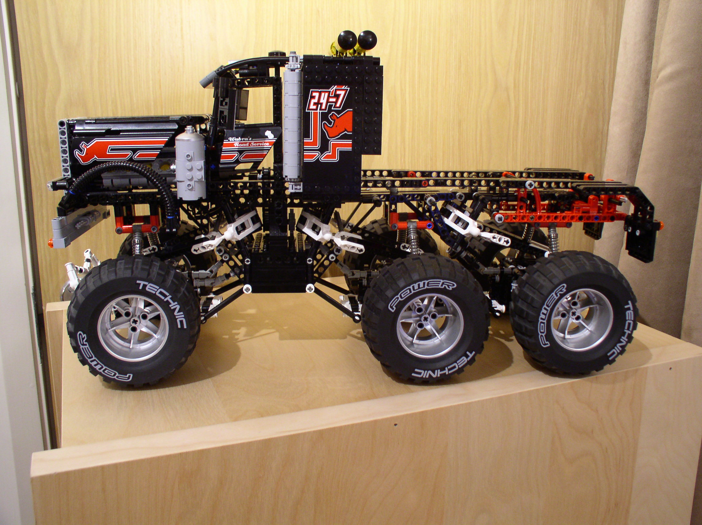 Техник на управлении. LEGO Technic бигфут. LEGO Technic Bigfoot. LEGO Technic самоделки джип. Монстр трак ev3.