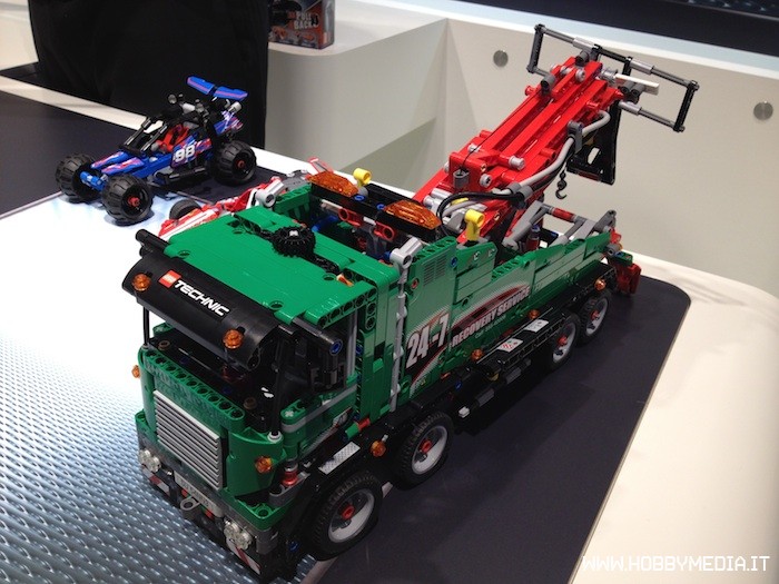 Brickshelf Gallery - lego-technic-service-truck-set-42008.jpg