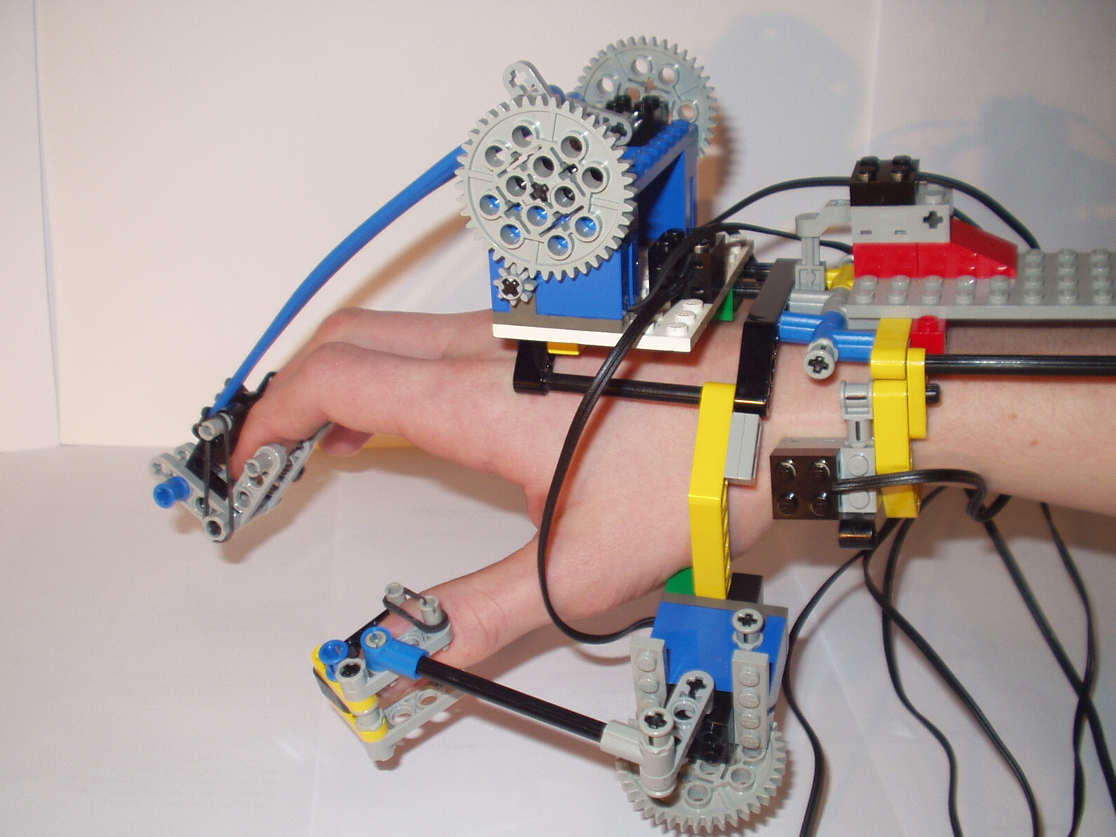 Лего робот управляется рукой