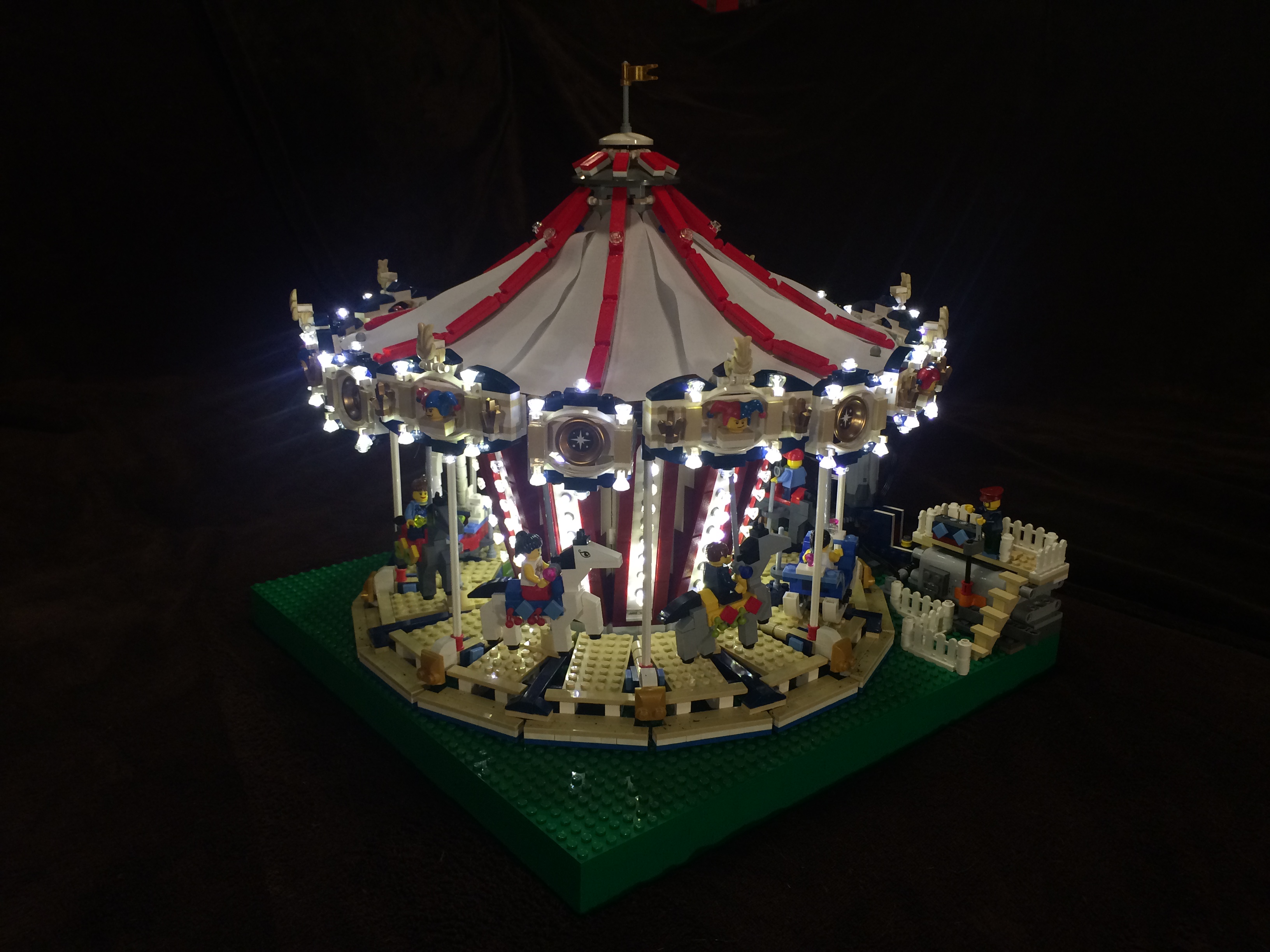 Brickshelf Gallery - lego_10196_grand_carousel_with_arduino_leds_still.jpg